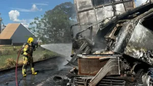 carreta-carregada-com-bagaco-de-cana-e-destruida-durante-incendio-em-rio-verde