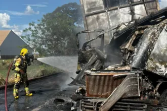 carreta-carregada-com-bagaco-de-cana-e-destruida-durante-incendio-em-rio-verde