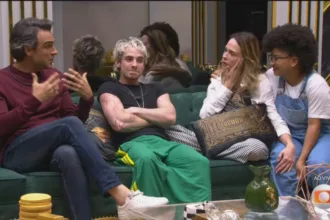bbb-26:-tadeu-schmidt-quebra-protocolo,-entra-na-casa-e-emociona-finalistas-na-vespera-da-grande-final