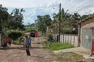 caminhao-dos-bombeiros-atola-em-rua-de-terra-e-dificulta-combate-a-incendio-na-cidade-de-goias