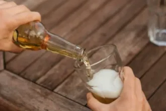 por-causa-de-uma-cerveja,-homem-tenta-atropelar-dona-de-lanchonete-com-caminhonete-em-goias