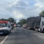 acidente-entre-van,-carro-e-caminhao-deixa-8-mortos-na-br-020,-em-formosa