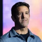 apple-entra-em-‘nova-era’-com-troca-de-comando-apos-15-anos