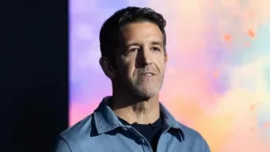 apple-entra-em-‘nova-era’-com-troca-de-comando-apos-15-anos