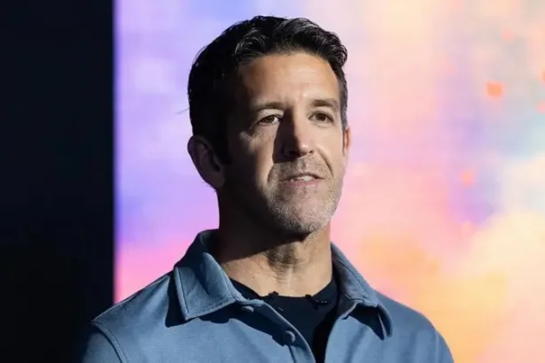 apple-entra-em-‘nova-era’-com-troca-de-comando-apos-15-anos