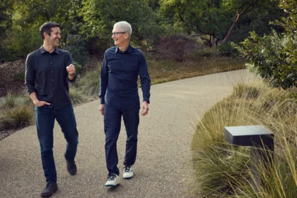 apple-anuncia-sucessao:-tim-cook-deixara-comando-e-john-ternus-sera-novo-ceo
