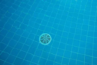 menina-de-12-anos-morre-apos-cabelo-ser-sugado-por-ralo-de-piscina-em-sp