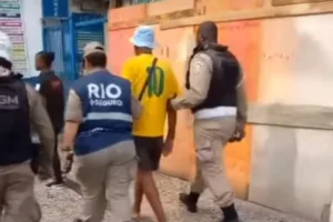 rio:-com-camisa-da-selecao-brasileira,-argentino-e-preso-por-racismo