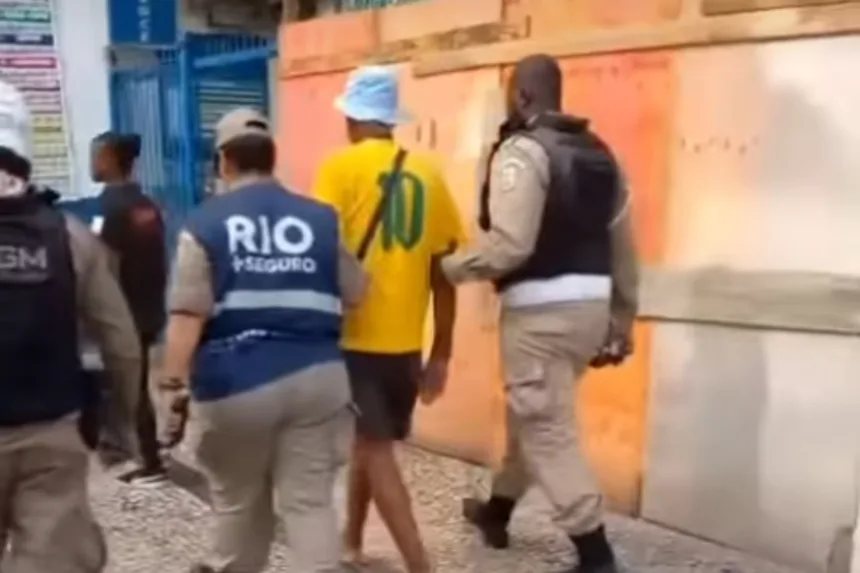 rio:-com-camisa-da-selecao-brasileira,-argentino-e-preso-por-racismo