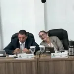 ce:-vereadora-e-flagrada-ao-fazer-gesto-obsceno-em-sessao-legislativa.-veja-video