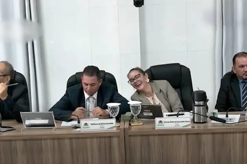 ce:-vereadora-e-flagrada-ao-fazer-gesto-obsceno-em-sessao-legislativa.-veja-video