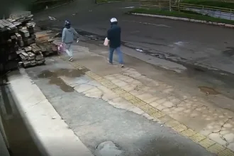 homens-incendeiam-madeireira-apos-acidente-que-matou-motociclista-em-trindade