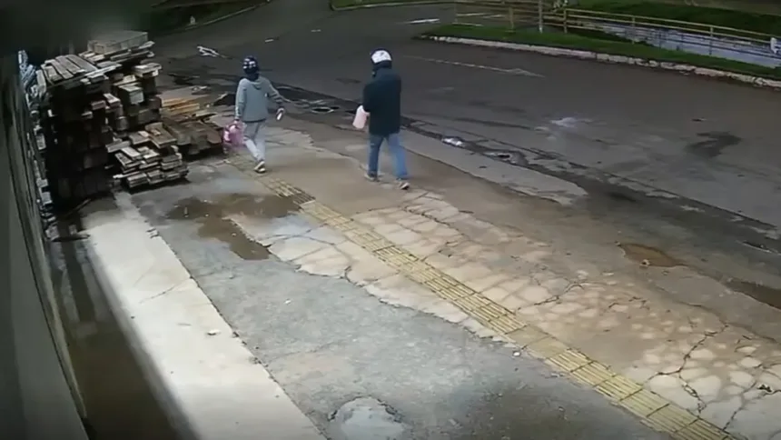 homens-incendeiam-madeireira-apos-acidente-que-matou-motociclista-em-trindade