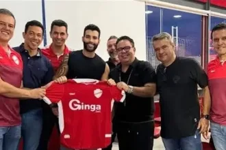 gusttavo-lima-esboca-sentimento-de-amor-pelo-goias,-corrige-e-depois-prega-respeito-ao-esmeraldino