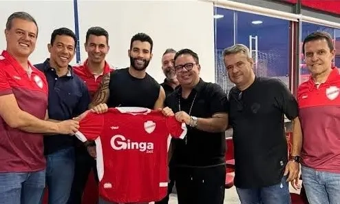 gusttavo-lima-esboca-sentimento-de-amor-pelo-goias,-corrige-e-depois-prega-respeito-ao-esmeraldino