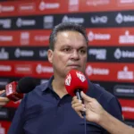 adson-batista-elogia-atuacao-do-atletico-apos-empate-com-athletico-pr-pela-copa-do-brasil