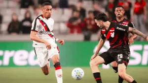 “o-atletico-tem-camisa”,-adson-batista-valoriza-o-empate-com-o-furacao-em-curitiba