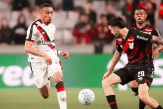 “o-atletico-tem-camisa”,-adson-batista-valoriza-o-empate-com-o-furacao-em-curitiba
