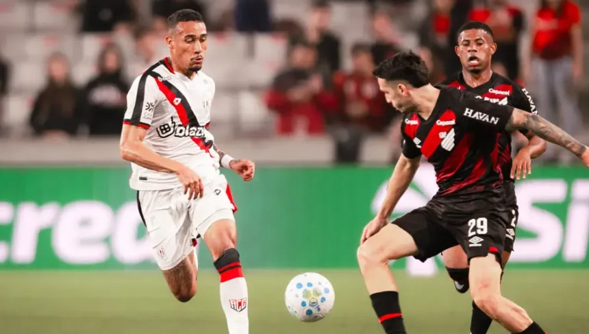 “o-atletico-tem-camisa”,-adson-batista-valoriza-o-empate-com-o-furacao-em-curitiba