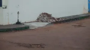 rampas-para-cadeirantes-terminam-em-mato-e-bueiro-em-ceres;-moradores-denunciam-descaso