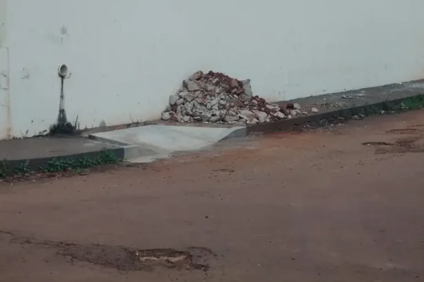 rampas-para-cadeirantes-terminam-em-mato-e-bueiro-em-ceres;-moradores-denunciam-descaso