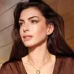 anne-hattaway-volta-com-‘o-diabo-veste-prada’-20-anos-depois-da-1a-versao;-compare