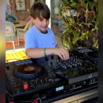 dj-goiano-de-10-anos-que-abre-festival-em-sp-aprendeu-a-tocar-sozinho