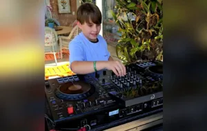 dj-goiano-de-10-anos-que-abre-festival-em-sp-aprendeu-a-tocar-sozinho