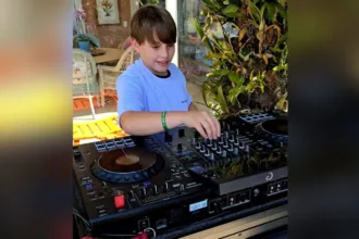 dj-goiano-de-10-anos-que-abre-festival-em-sp-aprendeu-a-tocar-sozinho