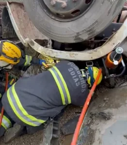 motorista-sobrevive-apos-ficar-preso-sob-cabine-de-carreta-em-luziania