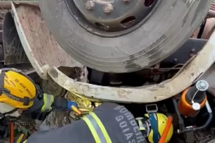 motorista-sobrevive-apos-ficar-preso-sob-cabine-de-carreta-em-luziania