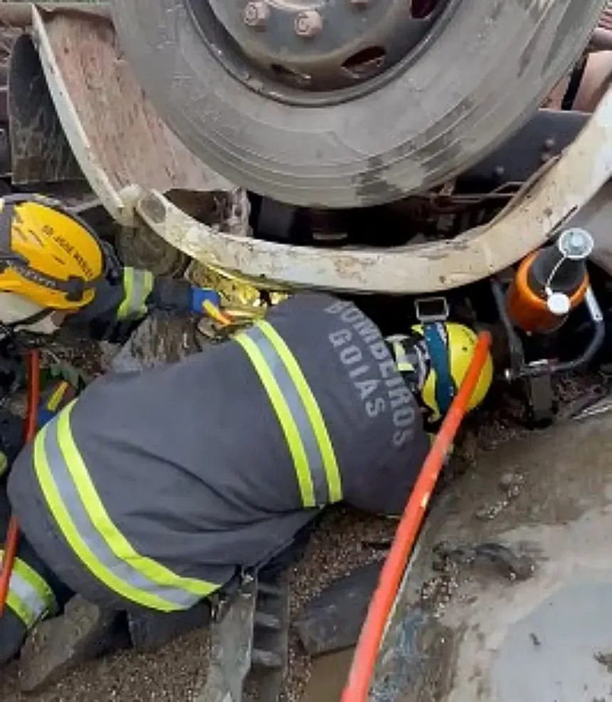 motorista-sobrevive-apos-ficar-preso-sob-cabine-de-carreta-em-luziania