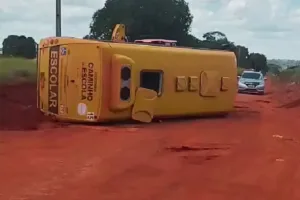 onibus-com-criancas-tomba-em-mozarlandia-apos-meses-de-reclamacao-dos-pais