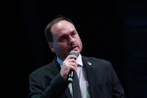 carlos-bolsonaro-fala-em-“oportunistas”-apos-briga-com-nikolas-ferreira