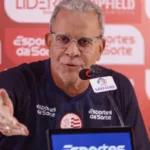 helio-dos-anjos-critica-gestores-de-futebol-com-quem-ja-trabalhou-na-carreira:-“sao-pessimos”