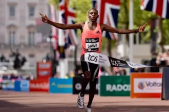 maratona-de-londres-2026:-sabastian-sawe-faz-historia-e-completa-primeira-maratona-em-menos-de-duas-horas