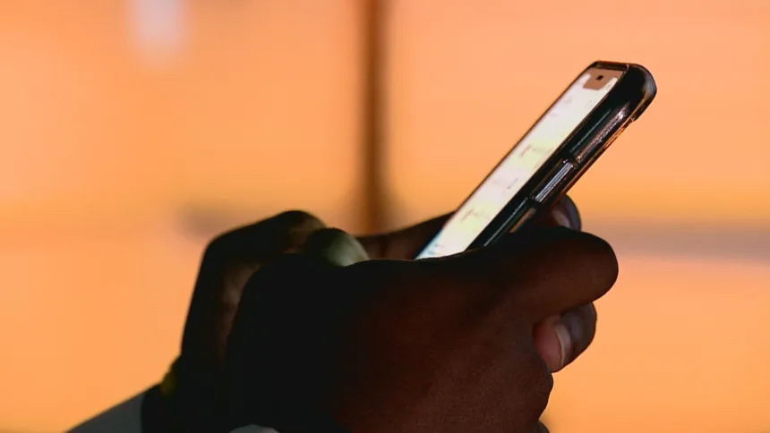 ‘detox-digital’:-jovens-ficam-um-mes-sem-smartphone-e-dizem-se-sentir-melhor