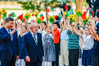 pacotes-de-inteligencia-artificial-expoem-dilema-do-brasil-na-disputa-entre-eua-e-china