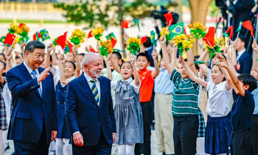 pacotes-de-inteligencia-artificial-expoem-dilema-do-brasil-na-disputa-entre-eua-e-china