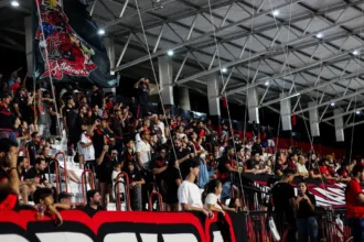 “tem-que-apoiar-e-remar-junto”:-adson-batista-e-eduardo-souza-criticam-a-torcida-mesmo-apos-vitoria-do-atletico