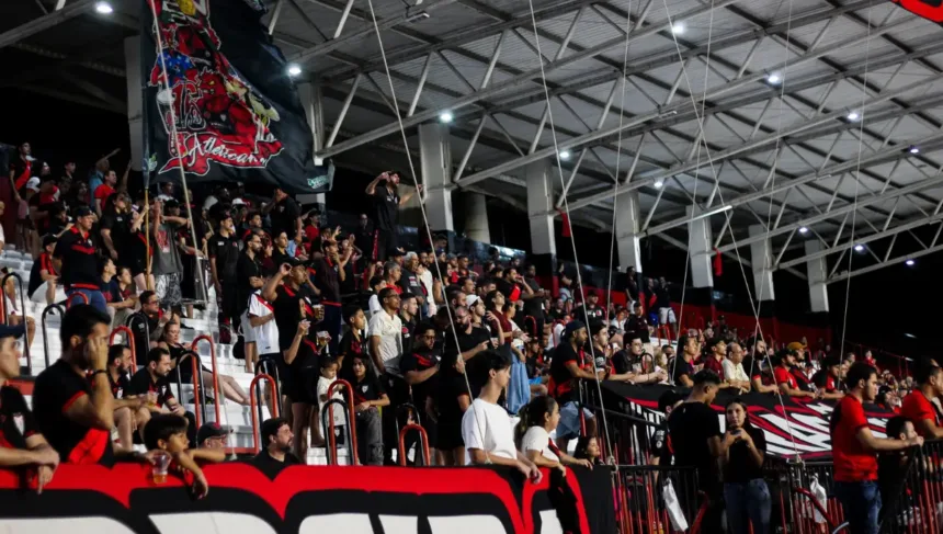 “tem-que-apoiar-e-remar-junto”:-adson-batista-e-eduardo-souza-criticam-a-torcida-mesmo-apos-vitoria-do-atletico