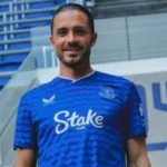 ex-city-grealish-aparece-adormecido-em-evento-com-amigos-na-inglaterra