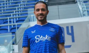 ex-city-grealish-aparece-adormecido-em-evento-com-amigos-na-inglaterra