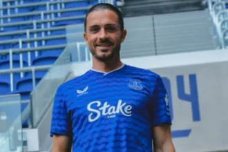 ex-city-grealish-aparece-adormecido-em-evento-com-amigos-na-inglaterra