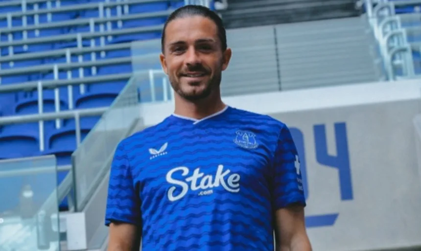 ex-city-grealish-aparece-adormecido-em-evento-com-amigos-na-inglaterra