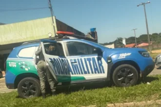 pm-e-investigada-apos-usar-viatura-para-buscar-filho-em-escola-de-aparecida;-video