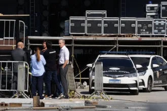 apos-morte-de-operario-durante-montagem-de-palco-para-show-de-shakira,-em-copacabana,-policia-civil-realiza-pericia-–-extra-online