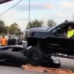 mulher-dirige-picape-elevada-e-passa-por-cima-de-lamborghini-em-estacionamento-na-florida