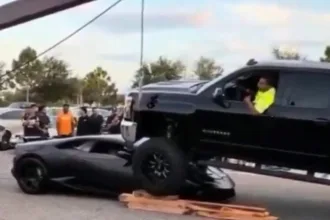 mulher-dirige-picape-elevada-e-passa-por-cima-de-lamborghini-em-estacionamento-na-florida
