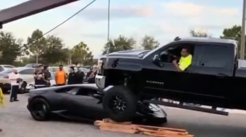 mulher-dirige-picape-elevada-e-passa-por-cima-de-lamborghini-em-estacionamento-na-florida